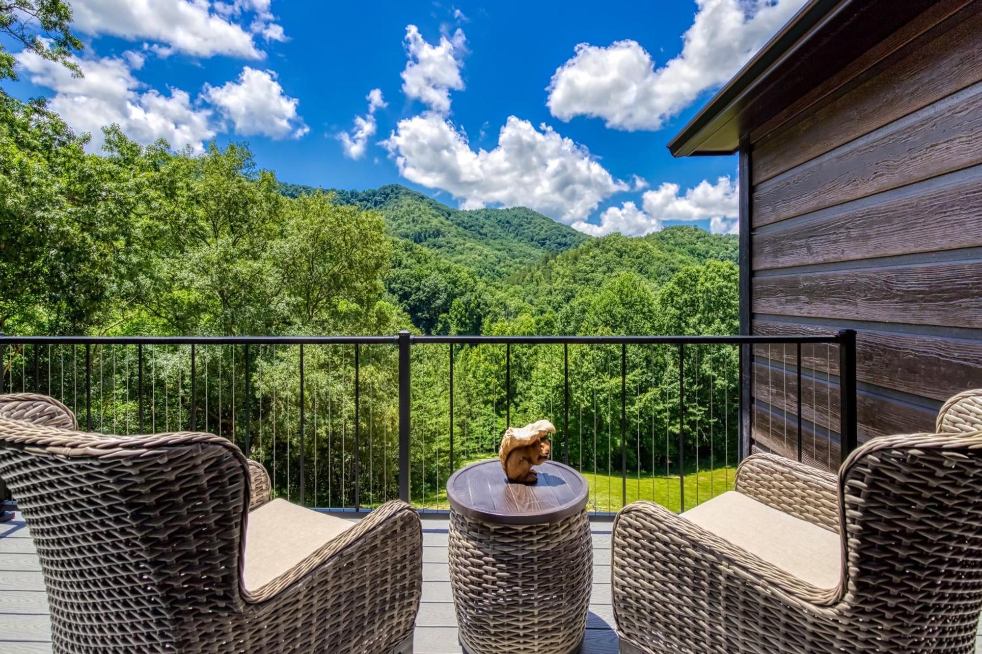 Alpine Splash - Luxury - Private Indoor Pool, Theatergaming, Large Yard, Pond, Basketball Court!!! Sevierville Exterior foto